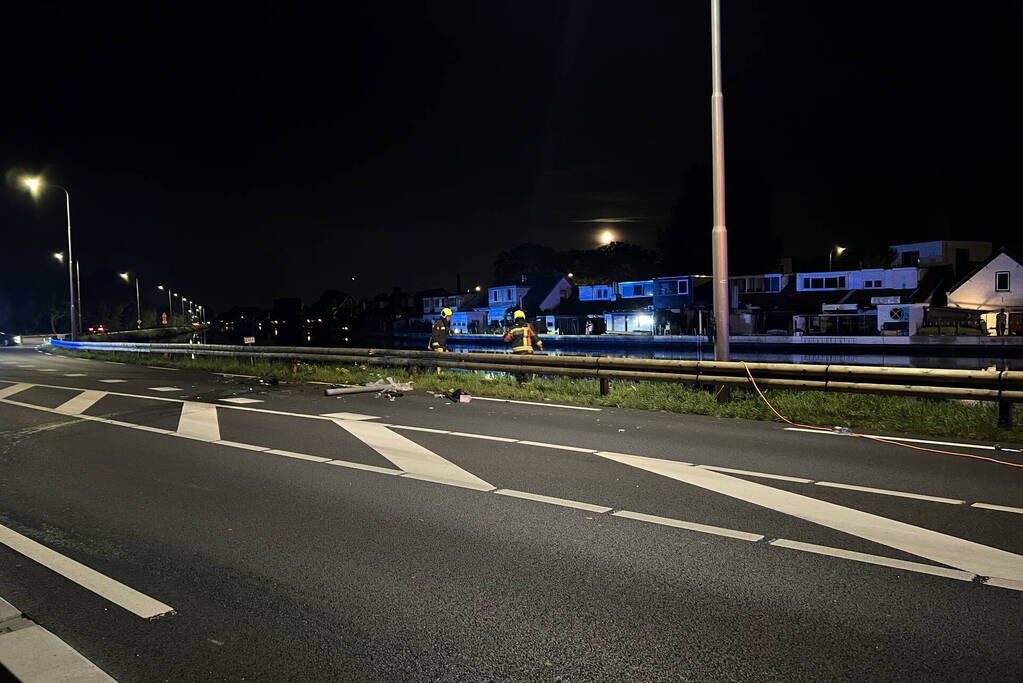 Bestelbus beschadigd na botsing tegen vangrail