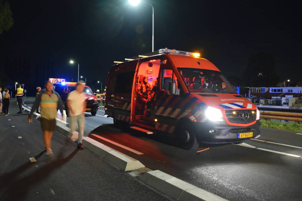 Bestelbus beschadigd na botsing tegen vangrail