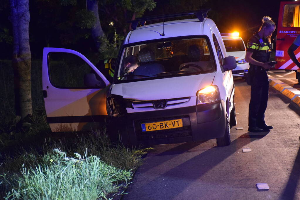 Bestelbus beschadigd na botsing tegen vangrail