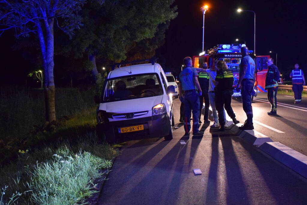 Bestelbus beschadigd na botsing tegen vangrail