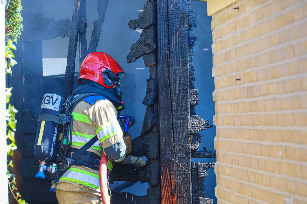 Schuur verwoest door uitslaande brand