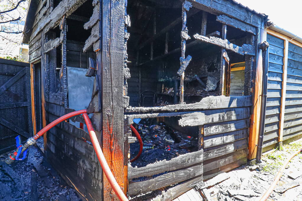Schuur verwoest door uitslaande brand