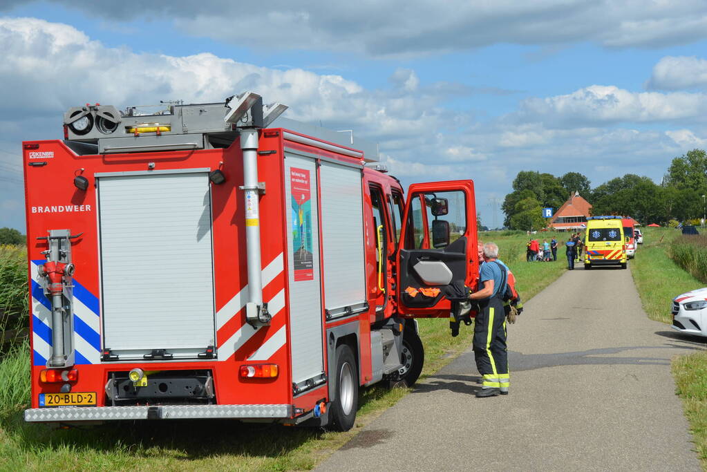 Persoon op scootmobiel belandt in sloot