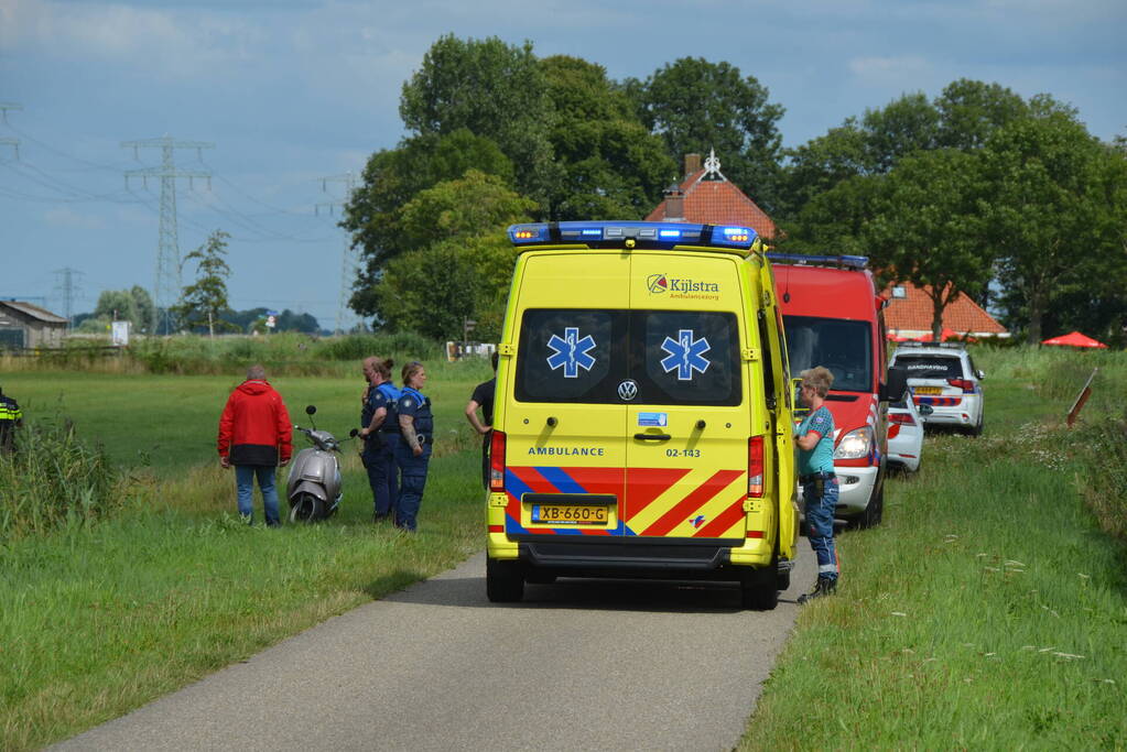 Persoon op scootmobiel belandt in sloot