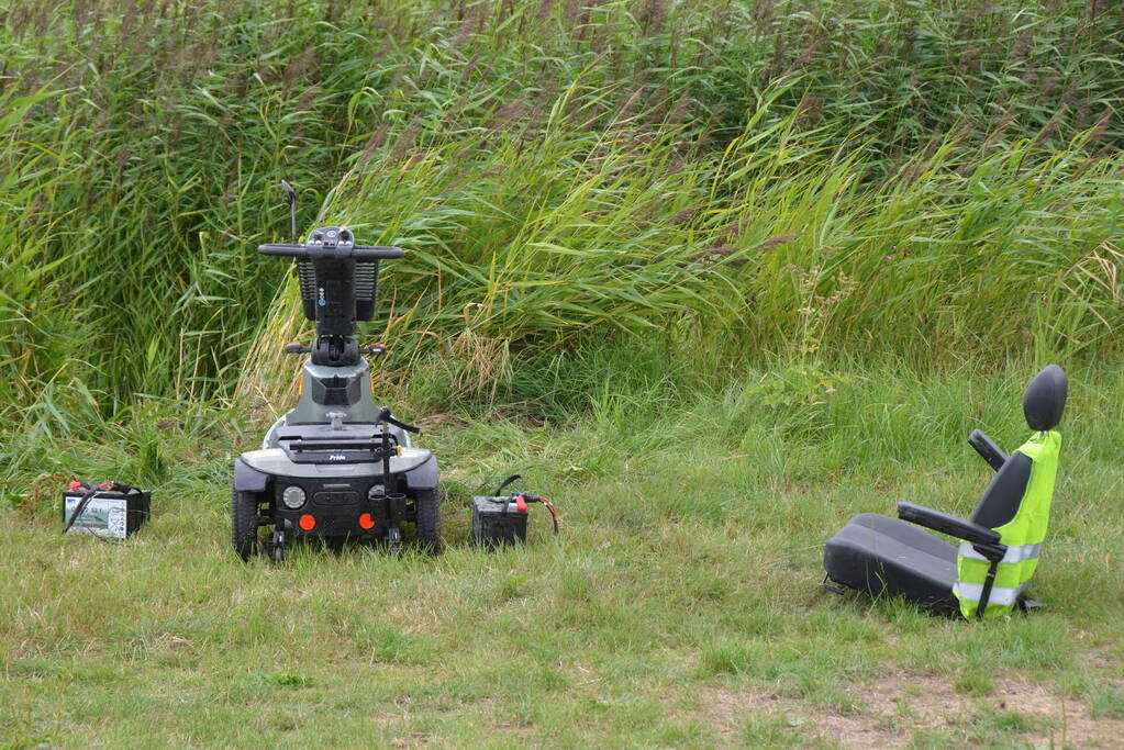 Persoon op scootmobiel belandt in sloot