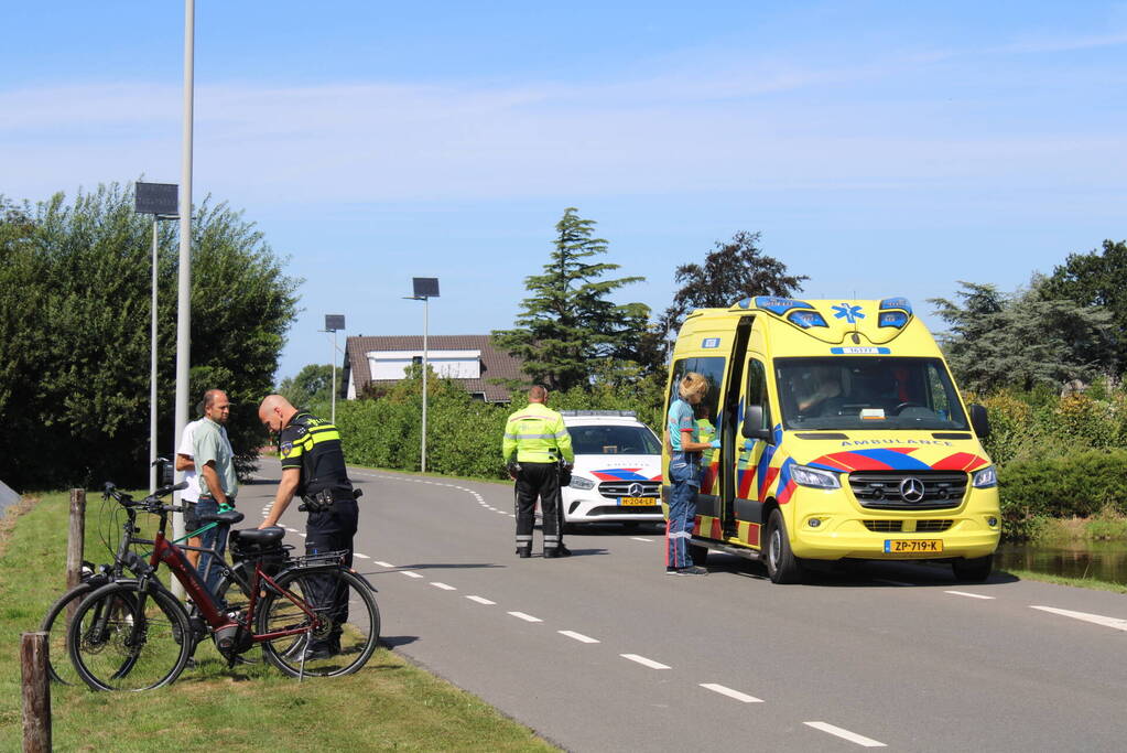 Fietster botst tegen paal en raakt gewond