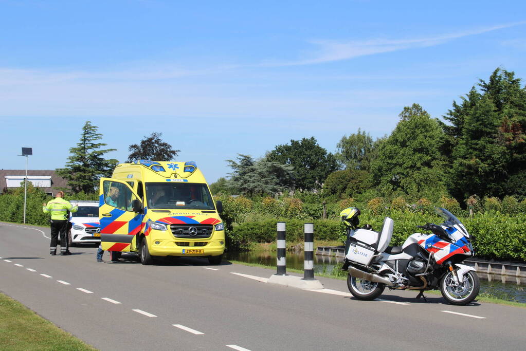 Fietster botst tegen paal en raakt gewond