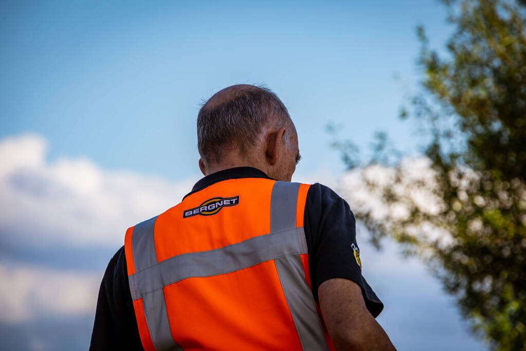 Automobilist rijdt tegen verkeersbord