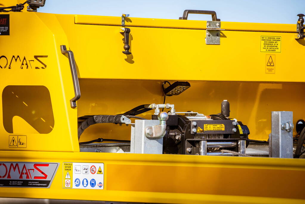 Bestelbus raakt van de weg en belandt in de sloot