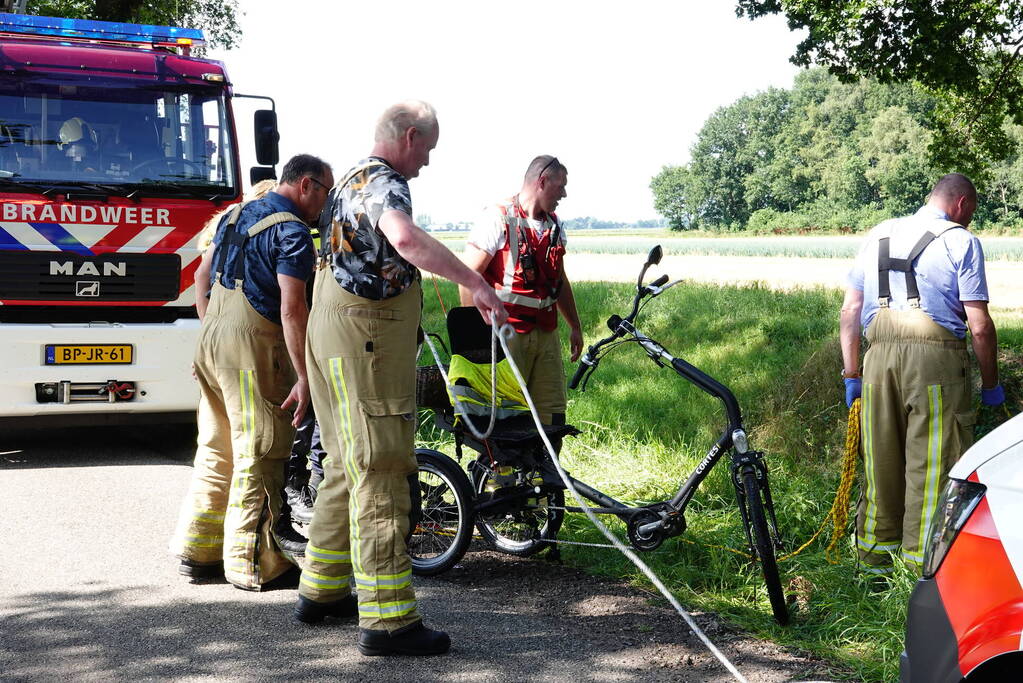 Brandweer haalt driewieler uit het water
