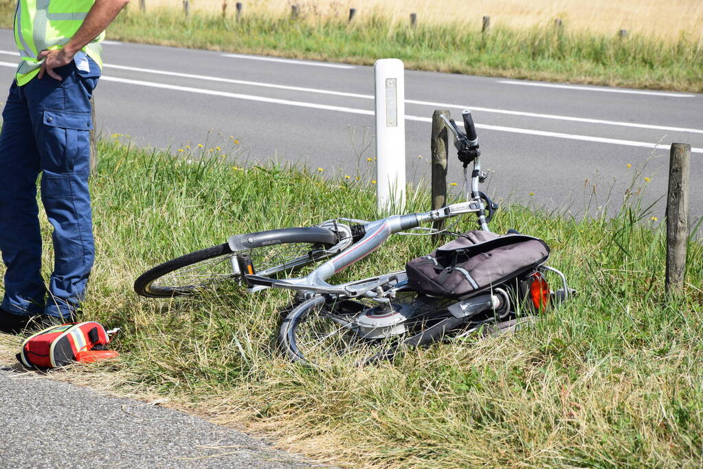 Automobilist vlucht na botsing met fietser