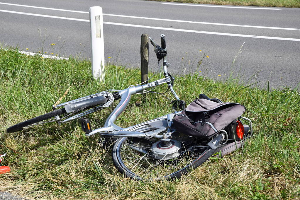 Automobilist vlucht na botsing met fietser