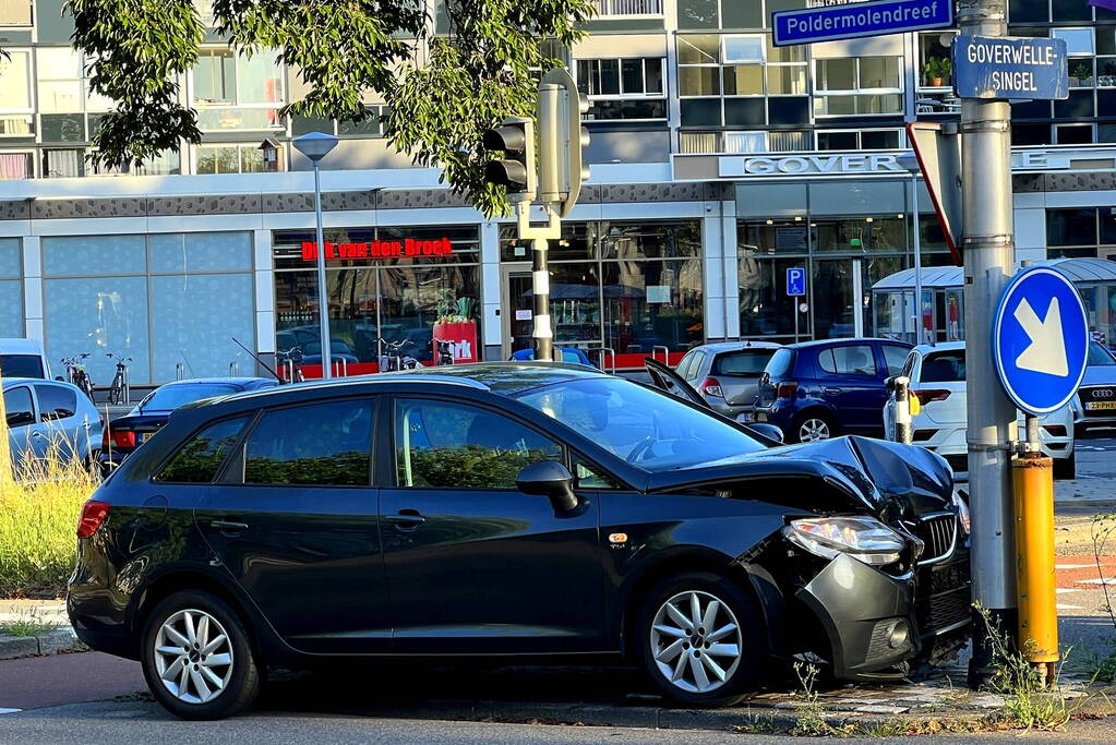 Automobilist gewond bij botsing tegen lantaarnpaal