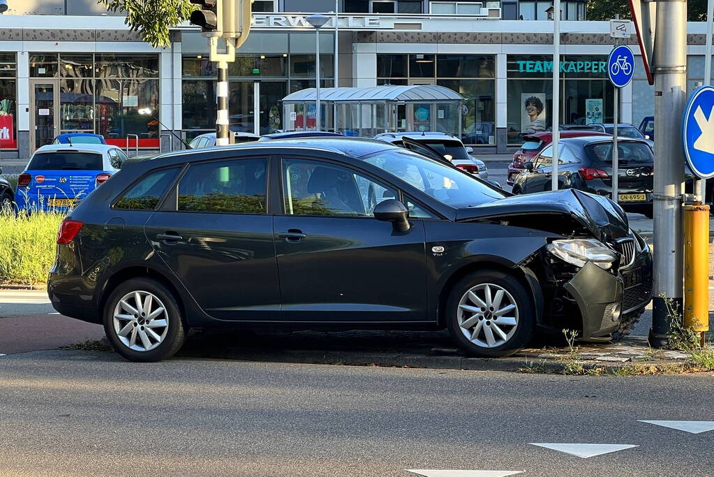Automobilist gewond bij botsing tegen lantaarnpaal