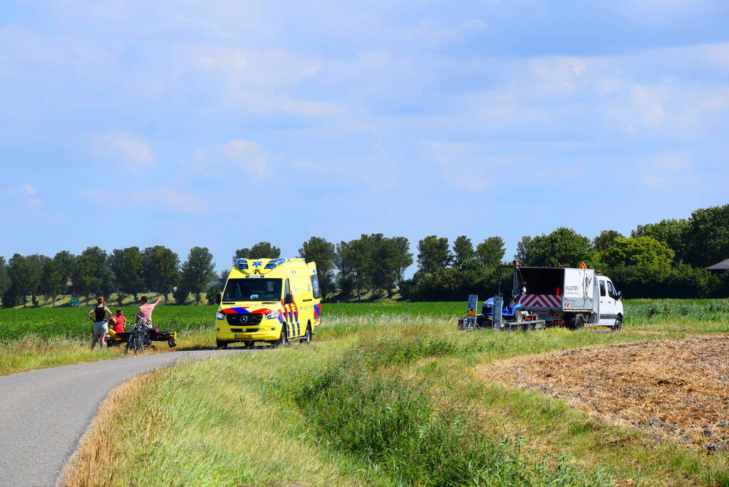 Automobilist raakt van de weg en belandt in sloot
