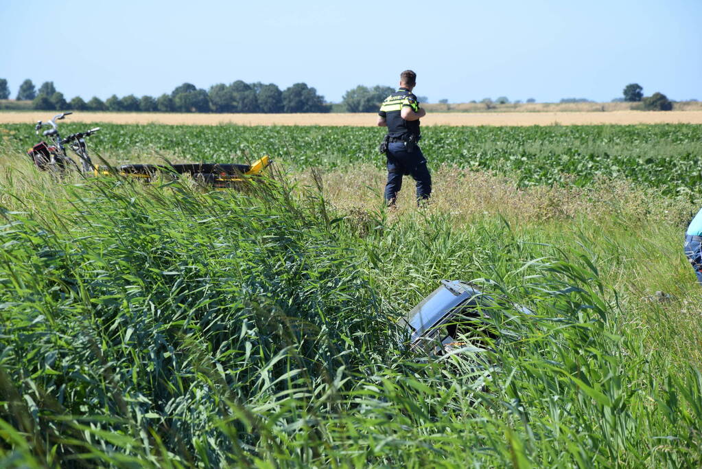 Automobilist raakt van de weg en belandt in sloot