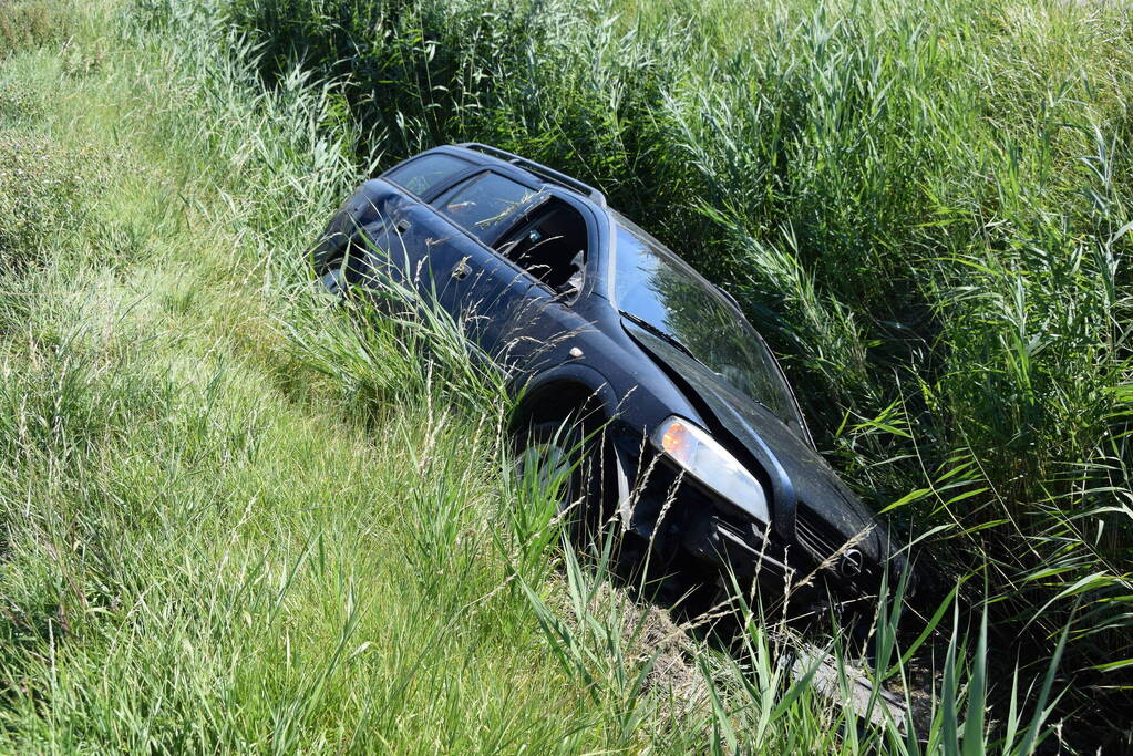 Automobilist raakt van de weg en belandt in sloot