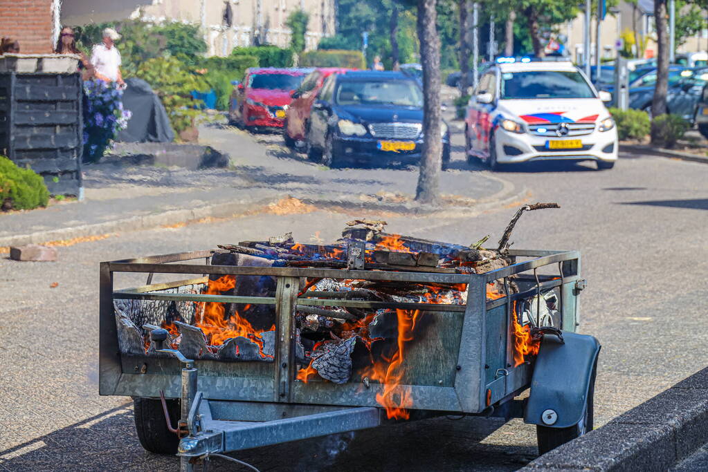 Aanhanger met sloopafval in brand