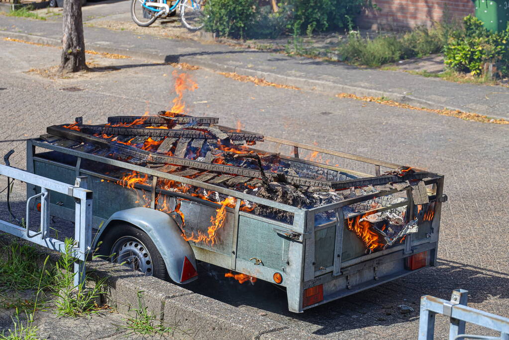 Aanhanger met sloopafval in brand