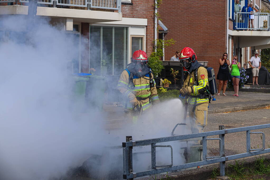 Aanhanger met sloopafval in brand