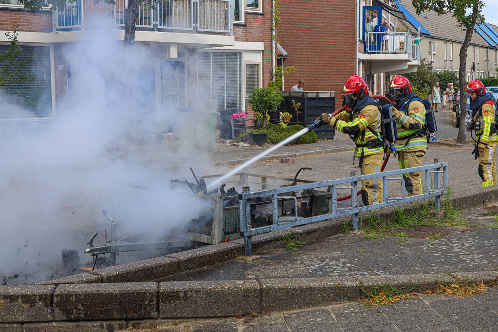 Aanhanger met sloopafval in brand