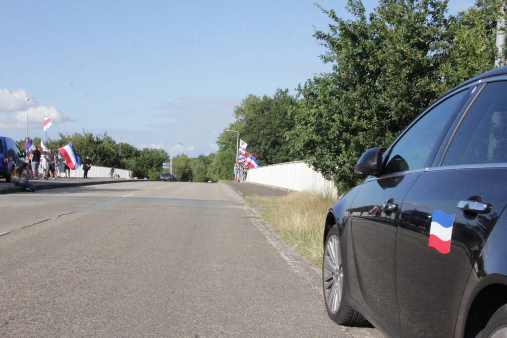 Vlaggenactie op viaduct van snelweg
