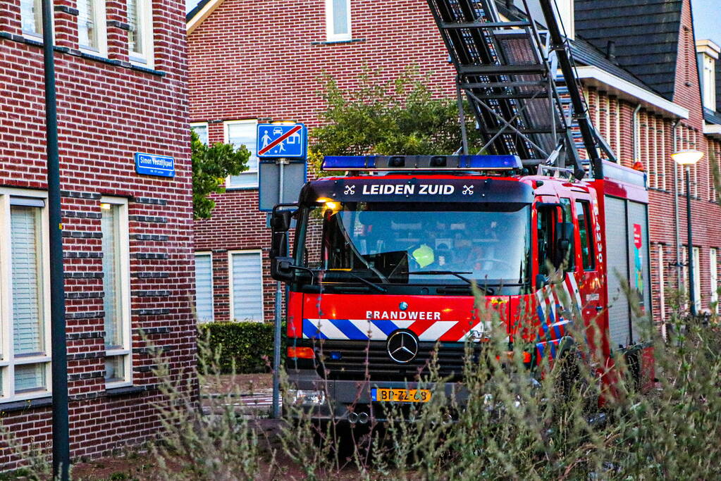 Brandweer ingezet voor kat op dak van woning