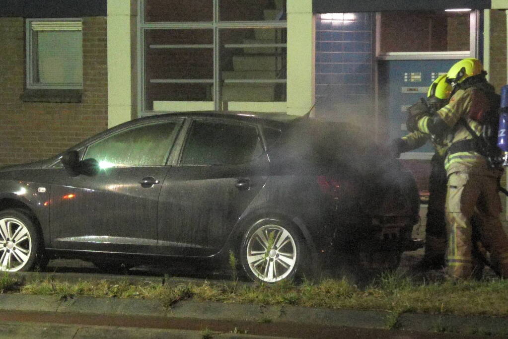 Auto zwaar beschadigd vanwege brand