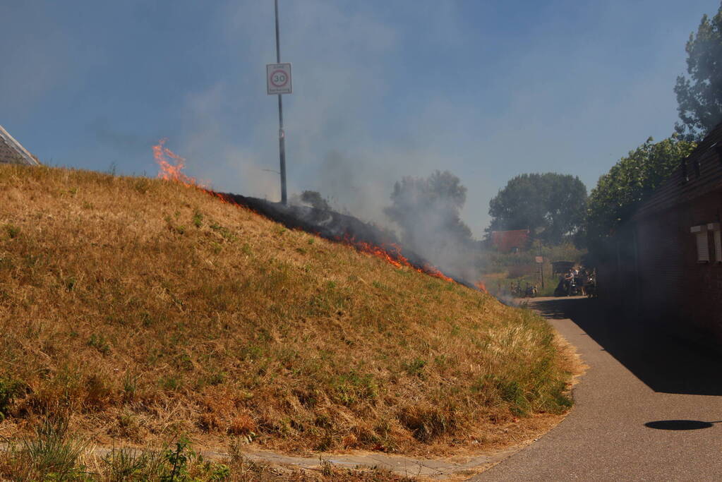 Stuk grasveld gaat in vlammen op