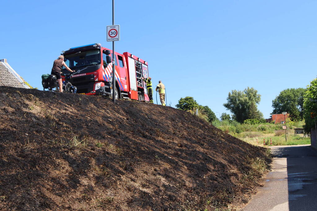 Stuk grasveld gaat in vlammen op