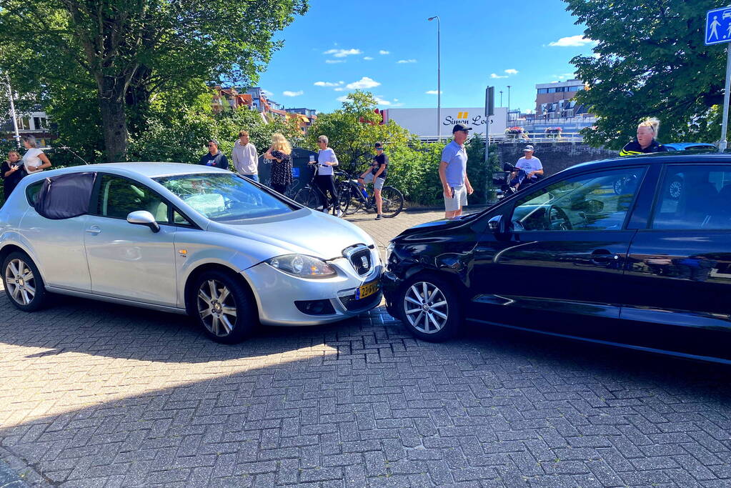 Auto's in de kreukels na botsing in flauwe bocht