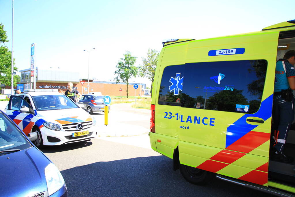 Vrouw op scootmobiel gaat onderuit