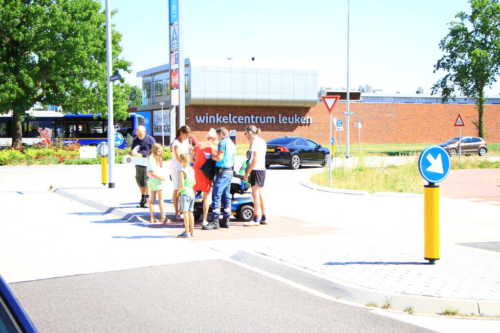 Vrouw op scootmobiel gaat onderuit