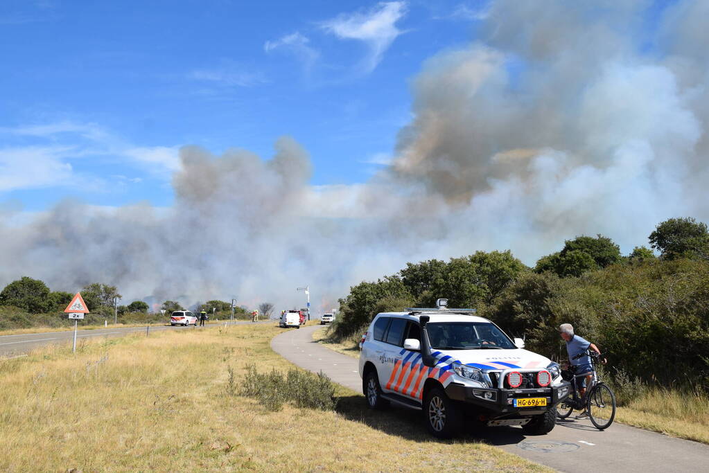 Brandweer massaal ingezet bij grote duinbrand