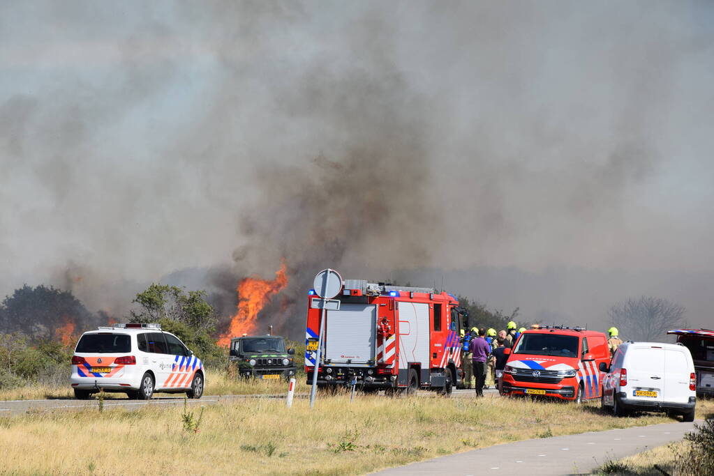 Brandweer massaal ingezet bij grote duinbrand