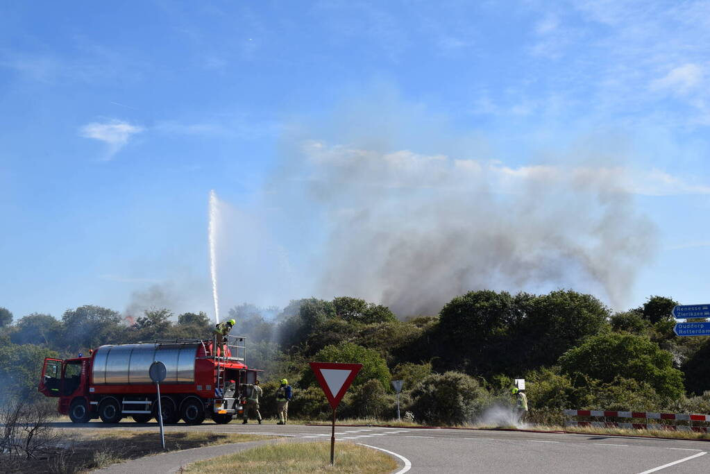 Brandweer massaal ingezet bij grote duinbrand