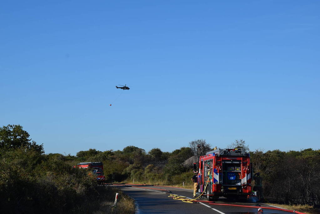 Brandweer massaal ingezet bij grote duinbrand