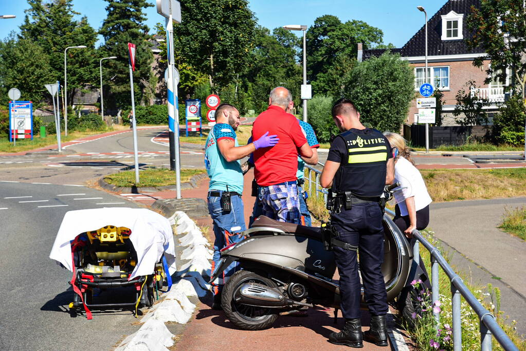 Scooterrijder gewond bij botsing bij oversteken