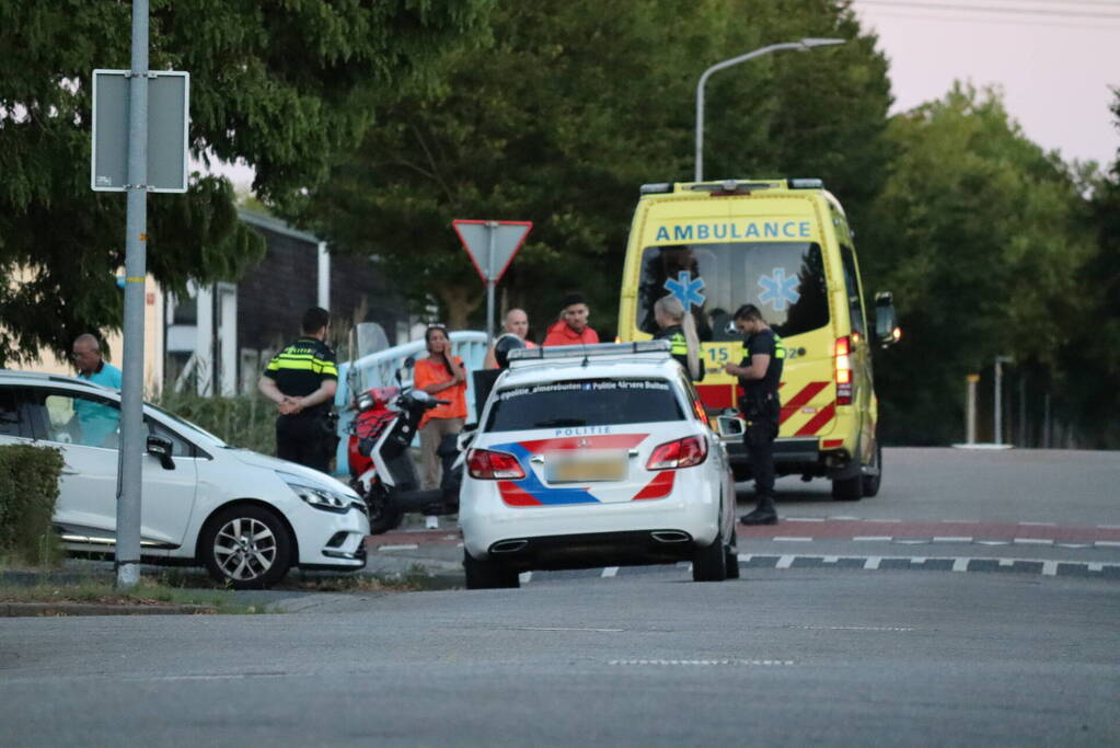Twee scooterrijders botsen op elkaar