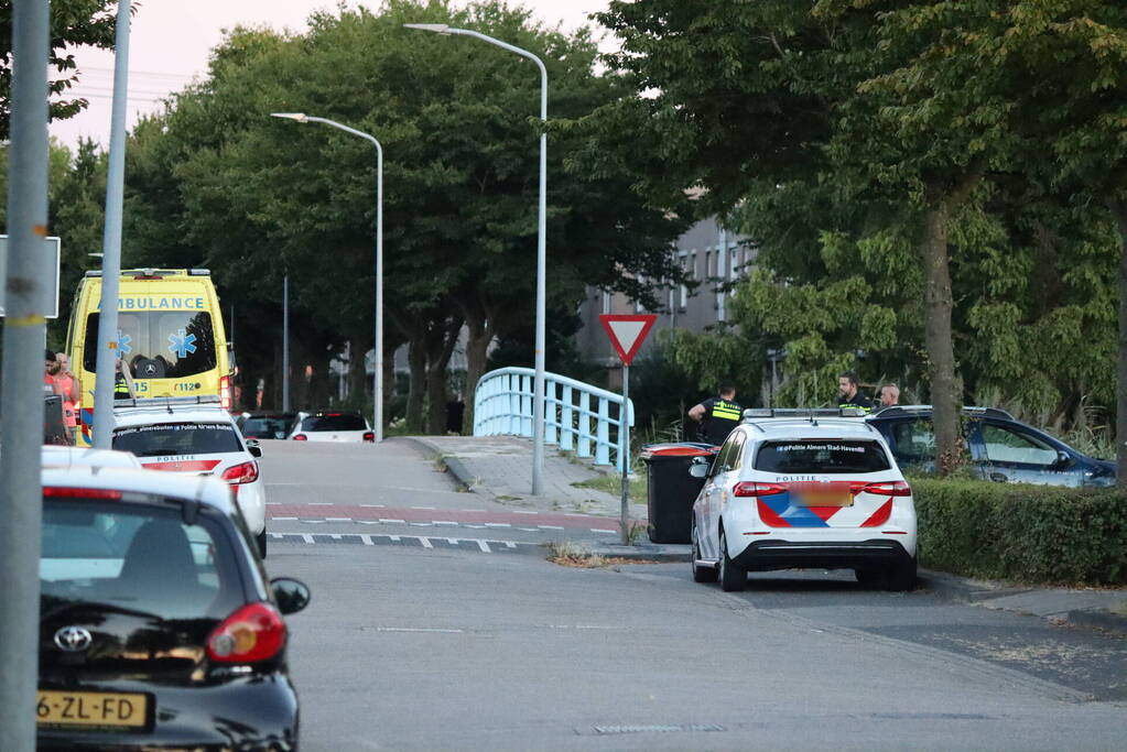 Twee scooterrijders botsen op elkaar
