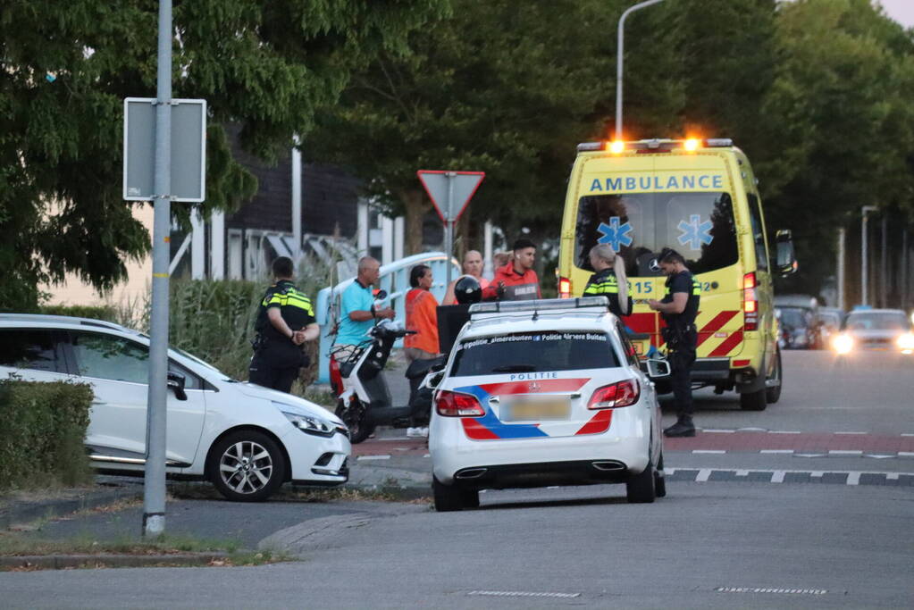 Twee scooterrijders botsen op elkaar