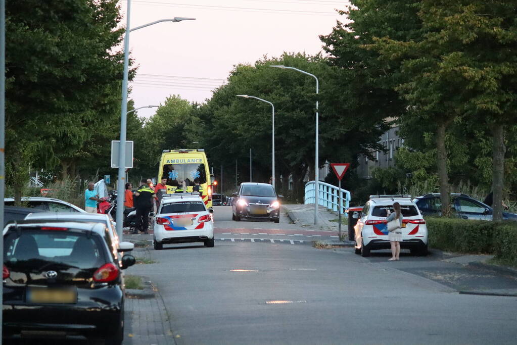 Twee scooterrijders botsen op elkaar