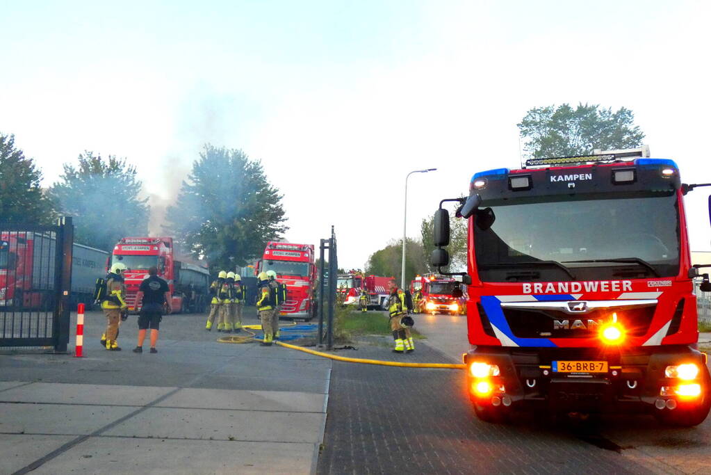 Brand in trailer van vrachtwagen