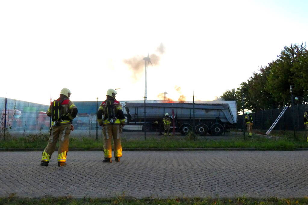Brand in trailer van vrachtwagen