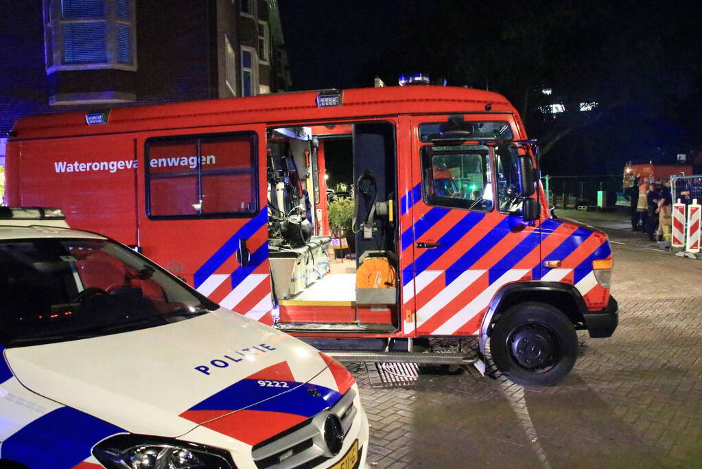 Brandweerduikers halen drenkeling uit kanaal