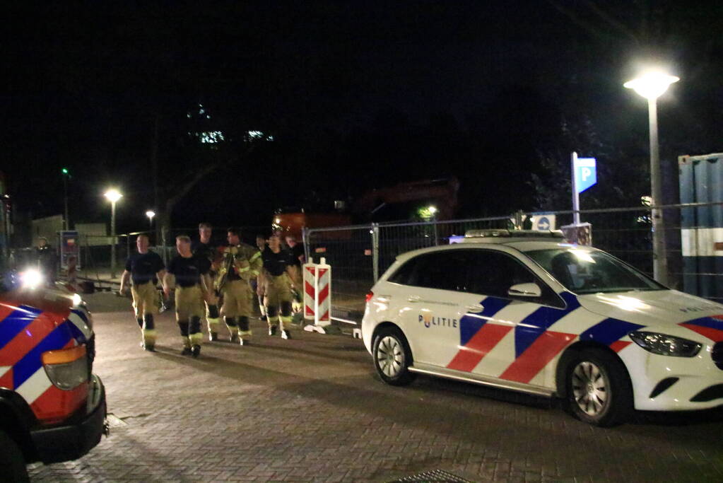 Brandweerduikers halen drenkeling uit kanaal