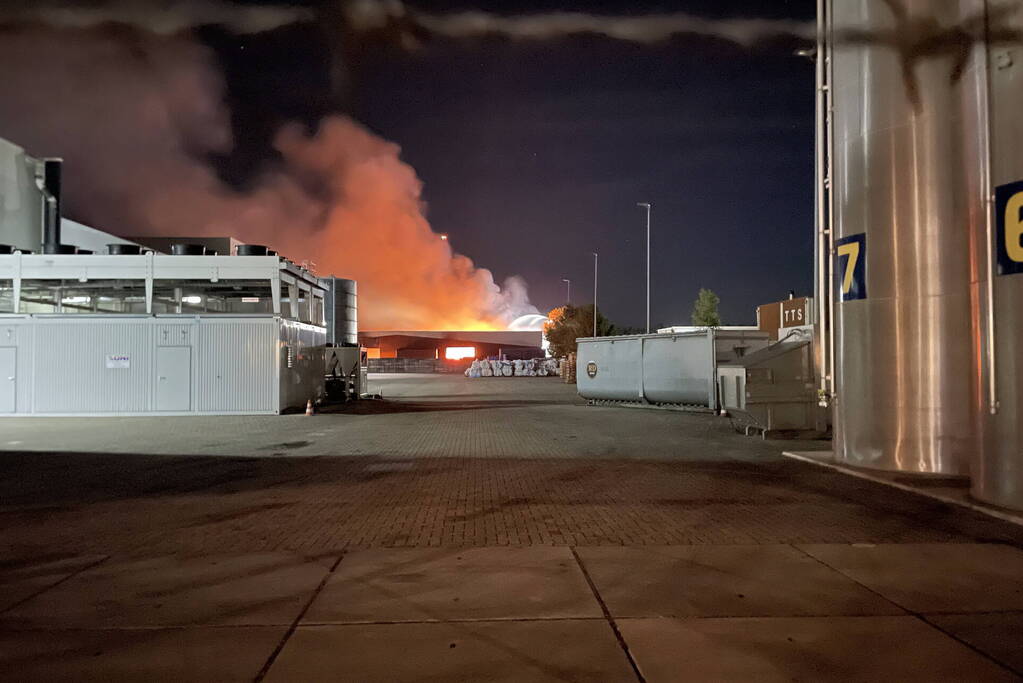Grote uitslaande brand in loods Leemans Afval en Reiniging