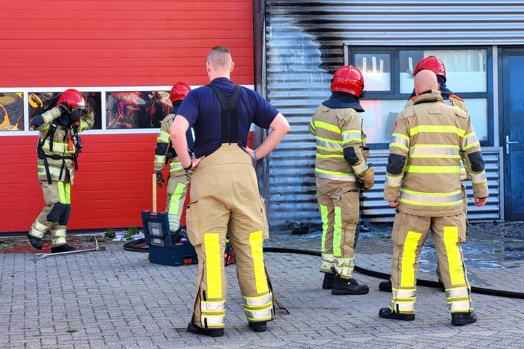 Bedrijfspand beschadigd na brand