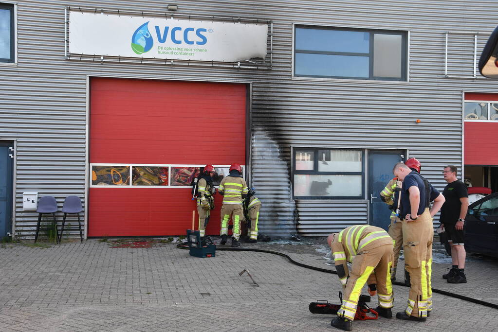 Bedrijfspand beschadigd na brand