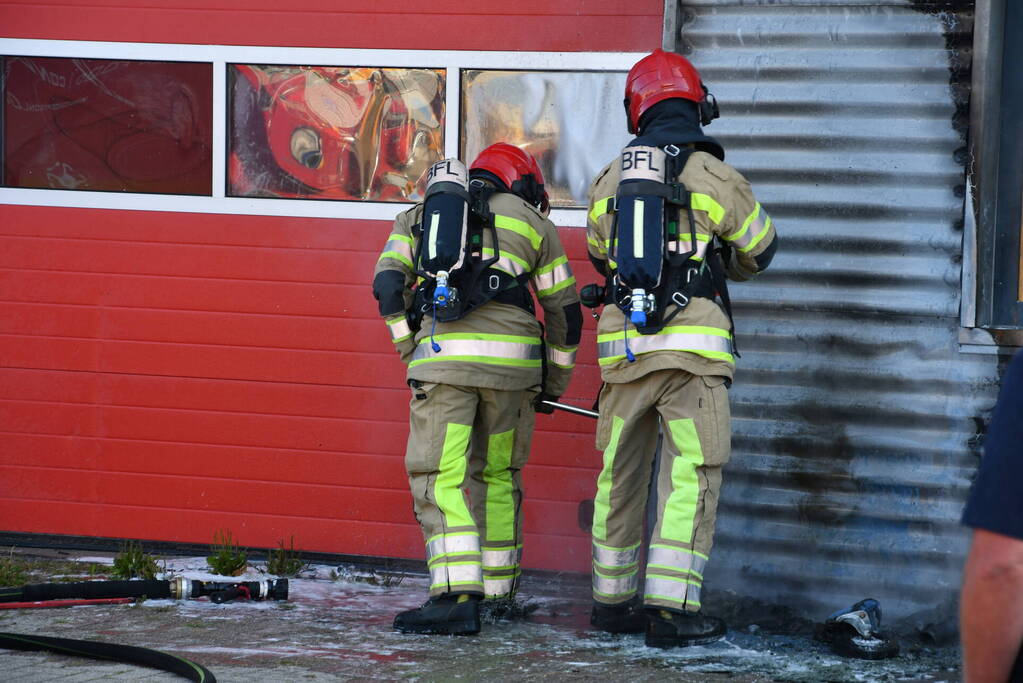Bedrijfspand beschadigd na brand
